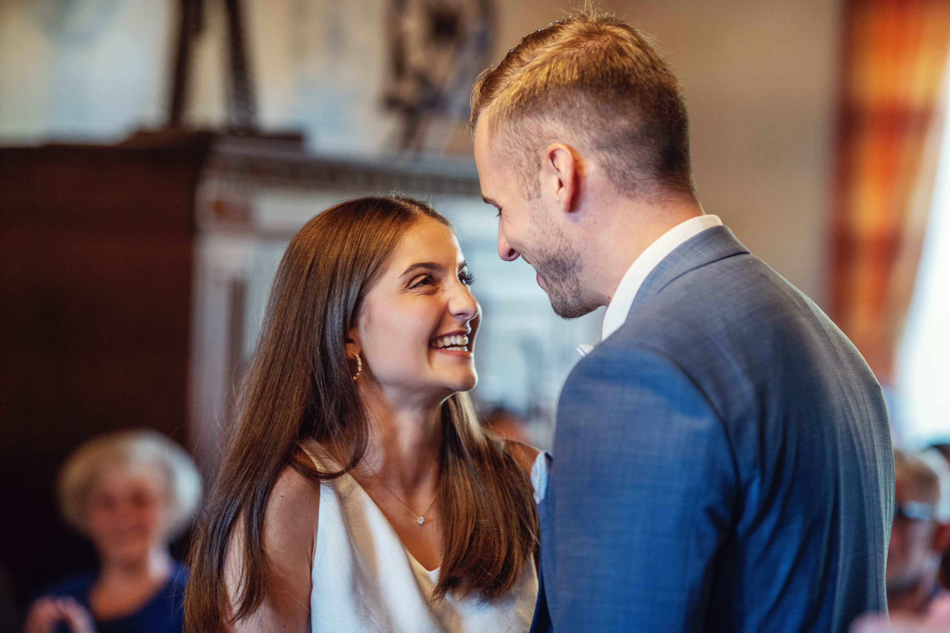 Hochzeitsfotograf Bielefeld – Braut lacht strahlend den Bräutigam an beim Standesamt, romantischer Moment