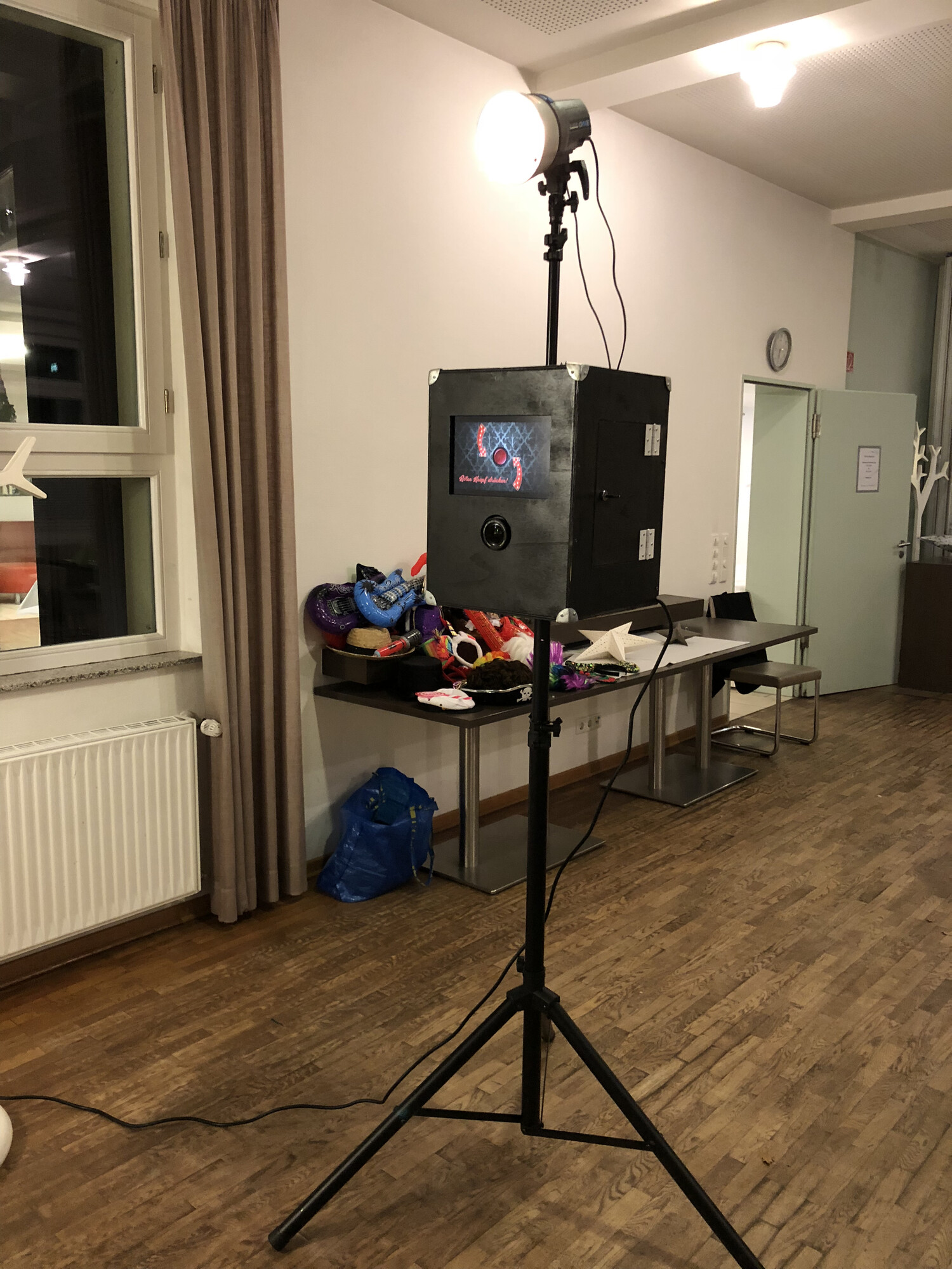 Fotobox mit Touchscreen und Sofortdruck-Drucker, aufgebaut beim Abend-Event