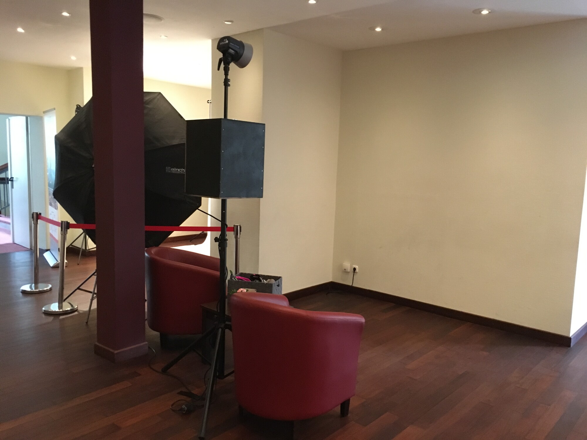 Fotobox Aufbau mit professionellen Studioblitzen im Veranstaltungsraum